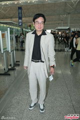 组图：黄百鸣离港避台风 赴大马拍贺岁喜剧