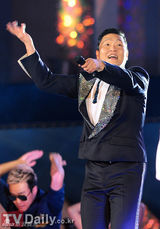 组图：韩星Psy奔波参加各种活动 粉丝赞“鸟叔”讲义气