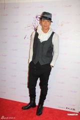 高清图：吴卓羲避谈张馨予 再与徐子珊情侣档代言