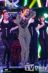 组图：EXO圣诞装热舞《MCD》 孝琳大尺度惹火