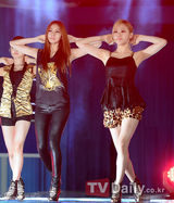 组图：2PM祐荣等激情出演音乐节目