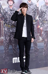 组图：《真正的男人》发布会众男星立正行军礼