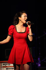 高清组图：韩星金孝妍助阵红绿灯演唱会 性感唱摇滚