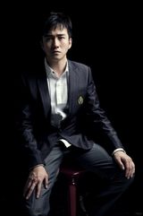 组图：翟天临漫步城市写真 英气诠释国产绅士范