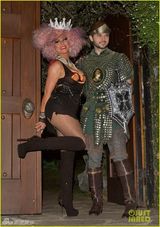 组图：克里斯汀娜性感皇后装 豪乳丰臀拥男友热吻