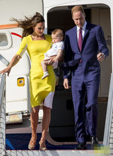 组图：凯特抱子随访澳洲 黄衣明艳狂风吹乱秀发