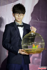 组图：胡夏帅气亮相记者会 现场大跳探戈