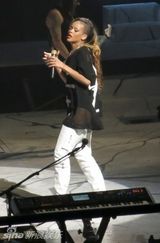 组图：蕾哈娜开唱百变造型 爆乳装横卧舞台自摸