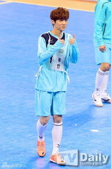 组图：EXO鹿晗等驰骋球场 Beast组进球获胜