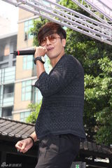 组图：罗志祥举行签唱会 发豪语称破纪录就全裸