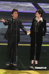 组图：金钟奖现场吴宗宪方芳芳上台颁奖