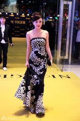 组图：秦岚出席活动大秀烈焰红唇  造型性感抢镜