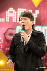 组图：张信哲率美女主持跳热舞 情歌王子玩性大发