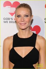 组图：格温妮丝-帕特洛黑色紧身裙亮相 低胸性感