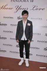 组图：薛凯琪陈奂仁G.E.M携手演出为母亲节献歌