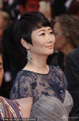 组图：赵涛登红毯优雅挥手致意 冲击戛纳影后