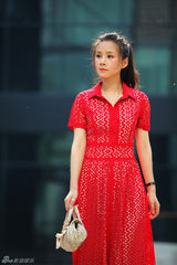 组图：何琳冷艳大女人街拍 红色长裙风情魅惑