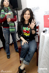 幻灯：蔡健雅成熟亮相投身慈善 说到动情处落泪