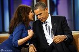 组图：奥巴马做客《今夜秀》 与NBC美女制作玩亲密