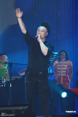 组图：陈奕迅开唱手受伤 与谢霆锋是“最佳损友”