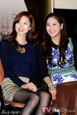 组图：韩恐怖片《树木葬》试映 朴秀珍透视装抢镜