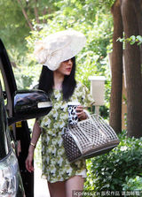 组图：霍思燕现身北京衣着时尚动人