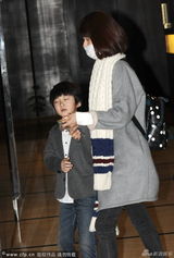 组图：张亮妻子寇静口罩遮面 带天天离开避狗仔