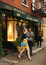 组图：泰勒-斯威夫特街拍深蓝色毛衣搭配百褶裙