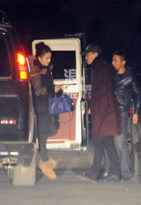 组图：陈思诚佟丽娅紧急回京 连夜录歌筹划婚礼