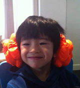 组图：张柏芝粉衣扮嫩自拍 Lucas刻苦练习签名