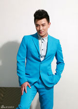 组图：蒋毅蓝色西装写真 贵族气质显质感