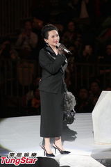 组图：叶德娴演唱会台上宽衣 刘德华许志安捧场