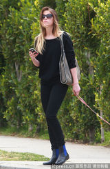 组图：德普双性恋女友街头遛狗 狂发短信疑传情