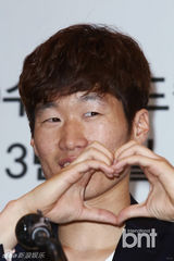 组图：韩球星朴智星公开恋情 爱上美女主播