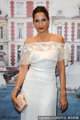 组图：安妮海瑟薇出席舞会 一袭洁白礼服如童话公主