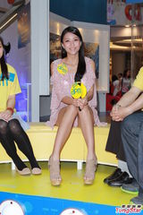 组图：陈嘉桓粉裙亮相秀长腿 称自己靠画画减压