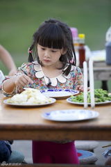 组图：《爸爸去哪儿》萌宝秀友谊 吃饭变小老虎