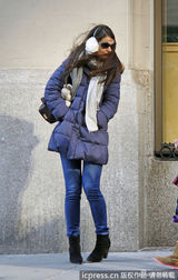 组图：凯蒂戴绒毛耳罩扮嫩 小苏瑞撅嘴成不爽妹