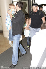 组图：布兰妮携子出行面容憔悴 儿子调皮挡镜头