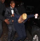 组图：女星真空险跌倒 胸前失守疑遭保安揩油