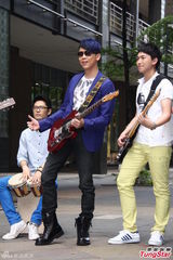 组图：陶喆蓝发义挺金曲奖 澄清炮轰评审口水战