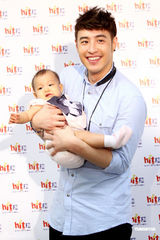 组图：潘玮柏活动亲吻女婴 小Baby企图挣脱