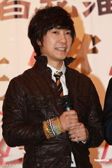 组图：巫启贤邰正宵红馆再开唱 将演绎经典老歌