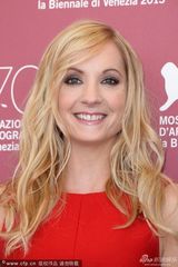 组图：《继续活着》发布会 琼安着红裙手舞足蹈