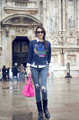 组图：吴佩慈春日米兰清新靓丽街拍