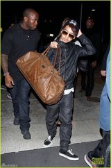 组图：朱莉便装黑超赴情人节 12岁儿子提大包