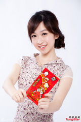 组图：吴丹妮淑女气质照曝光 手拿红包卖萌