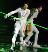 组图：韩团帝国之子出道4年首次举办演唱会