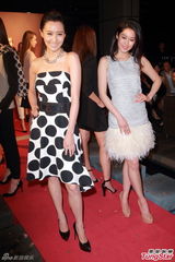 组图：陈法拉露白滑香肩 岑丽香性感隐现事业线