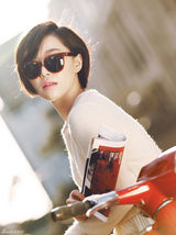 高清组图：韩星佳仁杂志写真 佩戴墨镜秀大腕风范